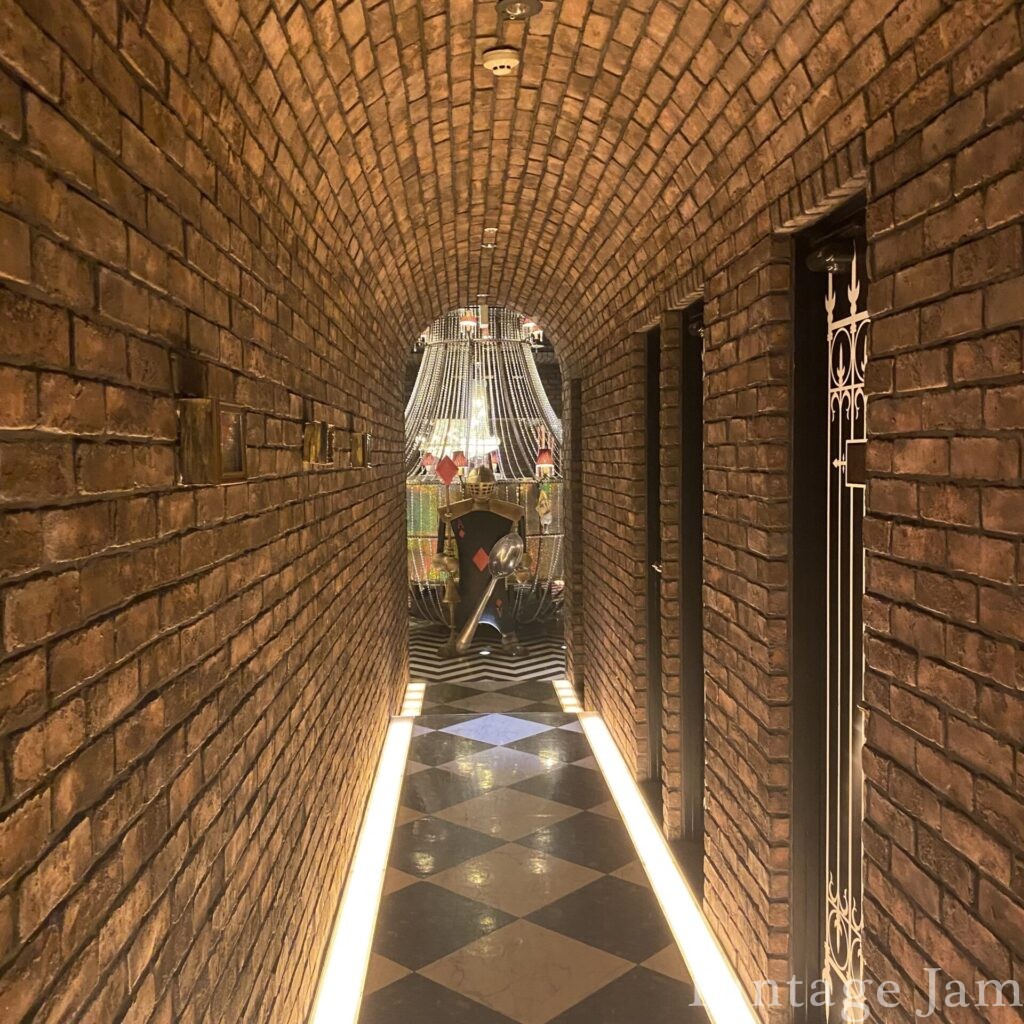ライトアップされた幻想的な廊下