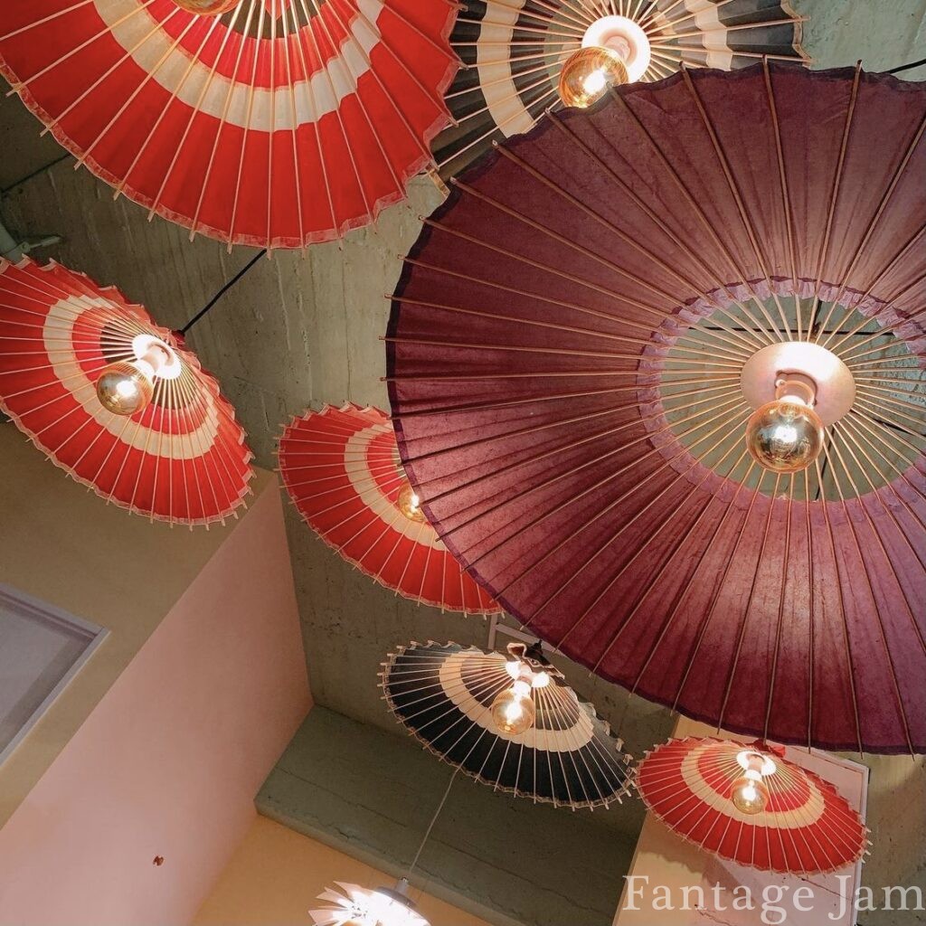 天井に飾られた和傘
