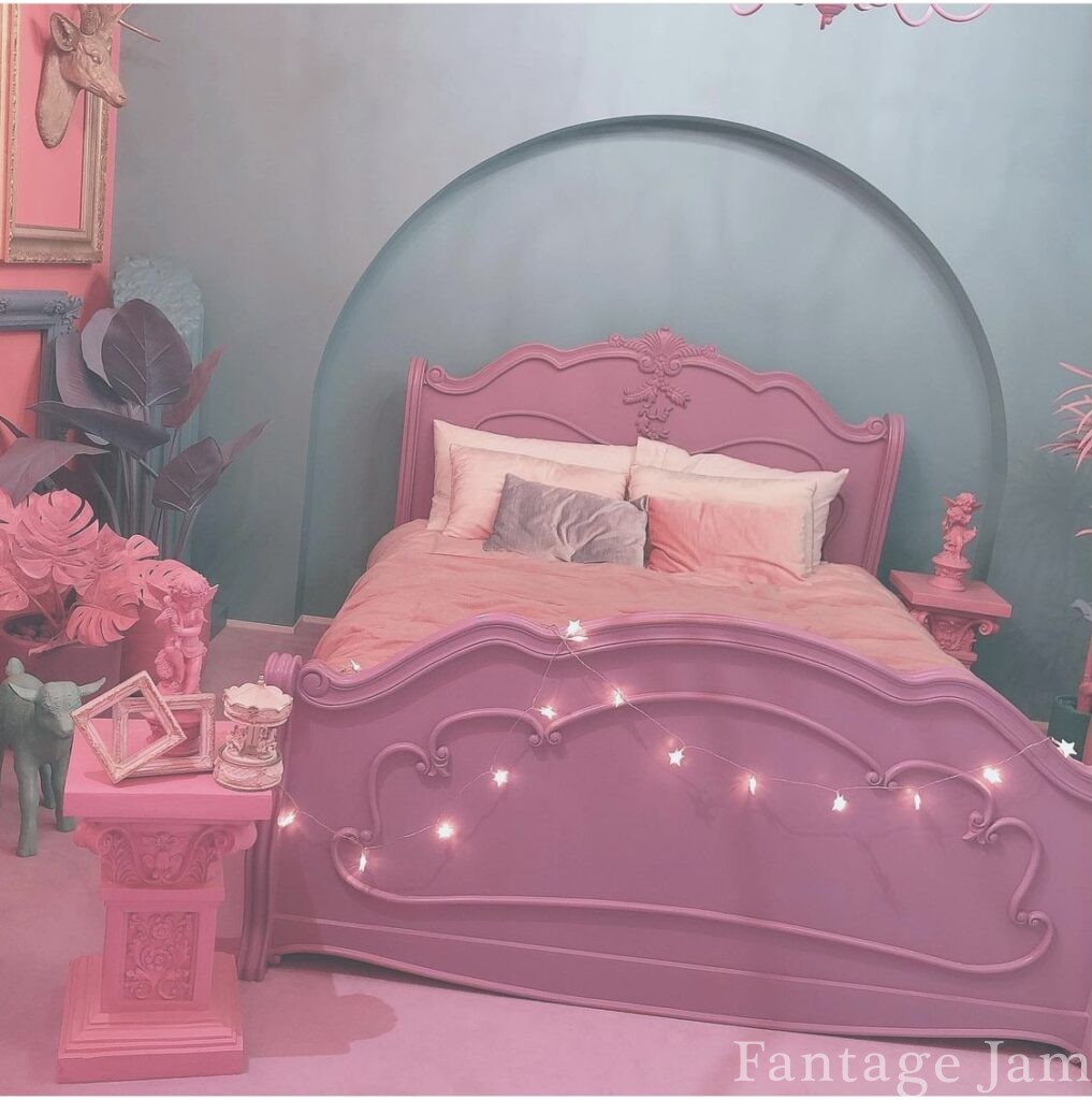 ピンク色のベッド