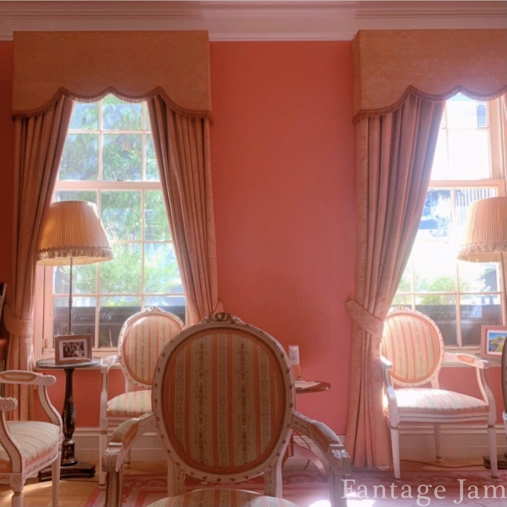 ピンクのカーテンがかかる窓