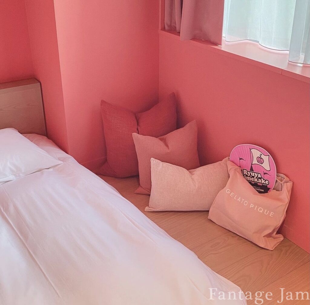 ピンク色の部屋とアイドルのうちわ