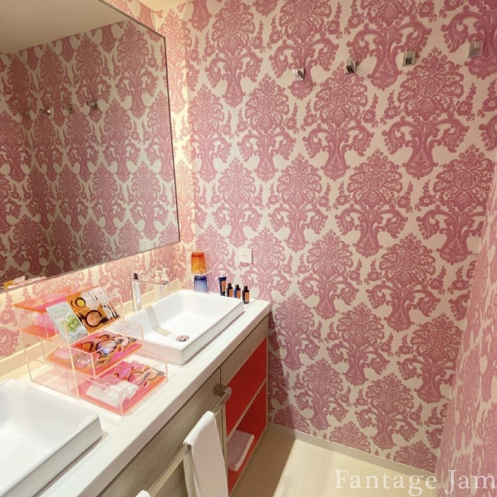 ピンクの壁の洗面所
