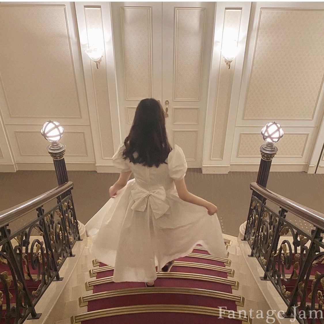 ホテルモントレ大阪の階段でのドレスを着た女性の後ろ姿