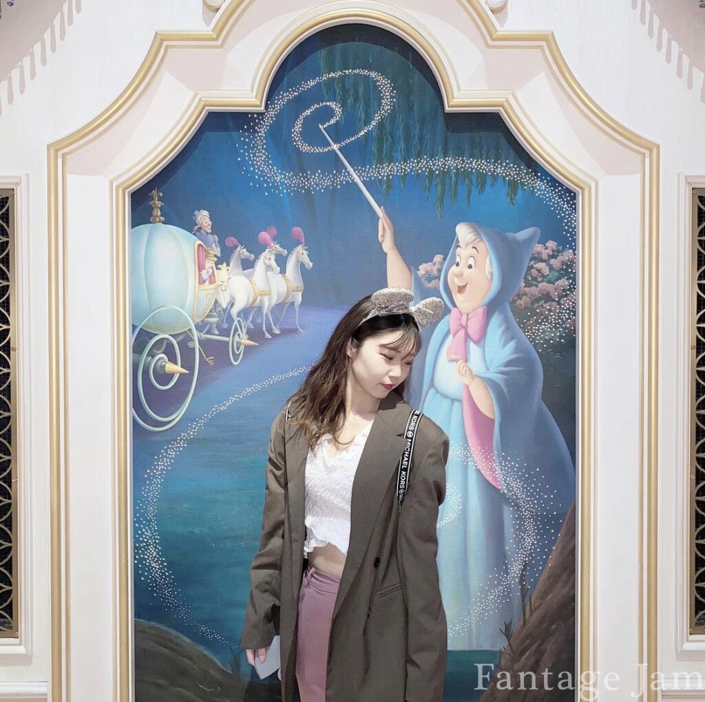シンデレラのフェアリー・テイルホールの絵画と女性
