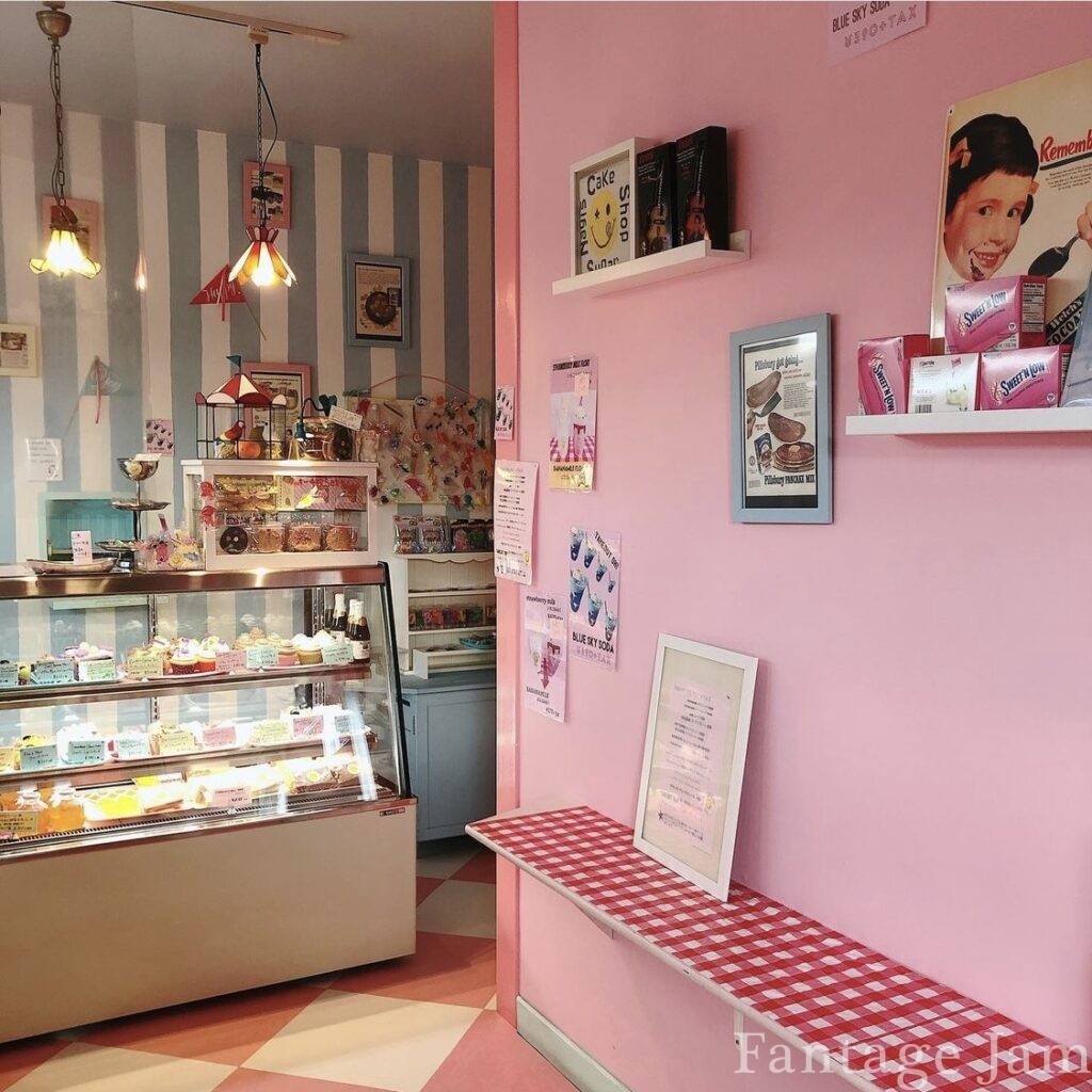ピンクの壁のかわいらしいカフェ
