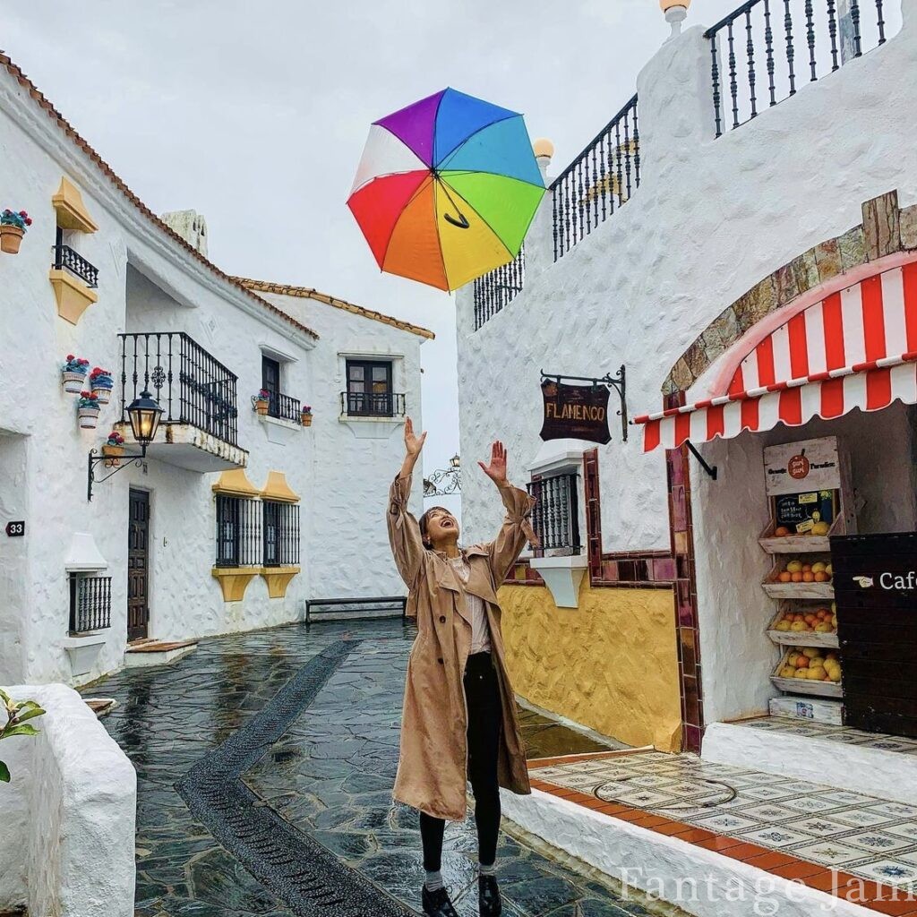 傘を投げる女性
