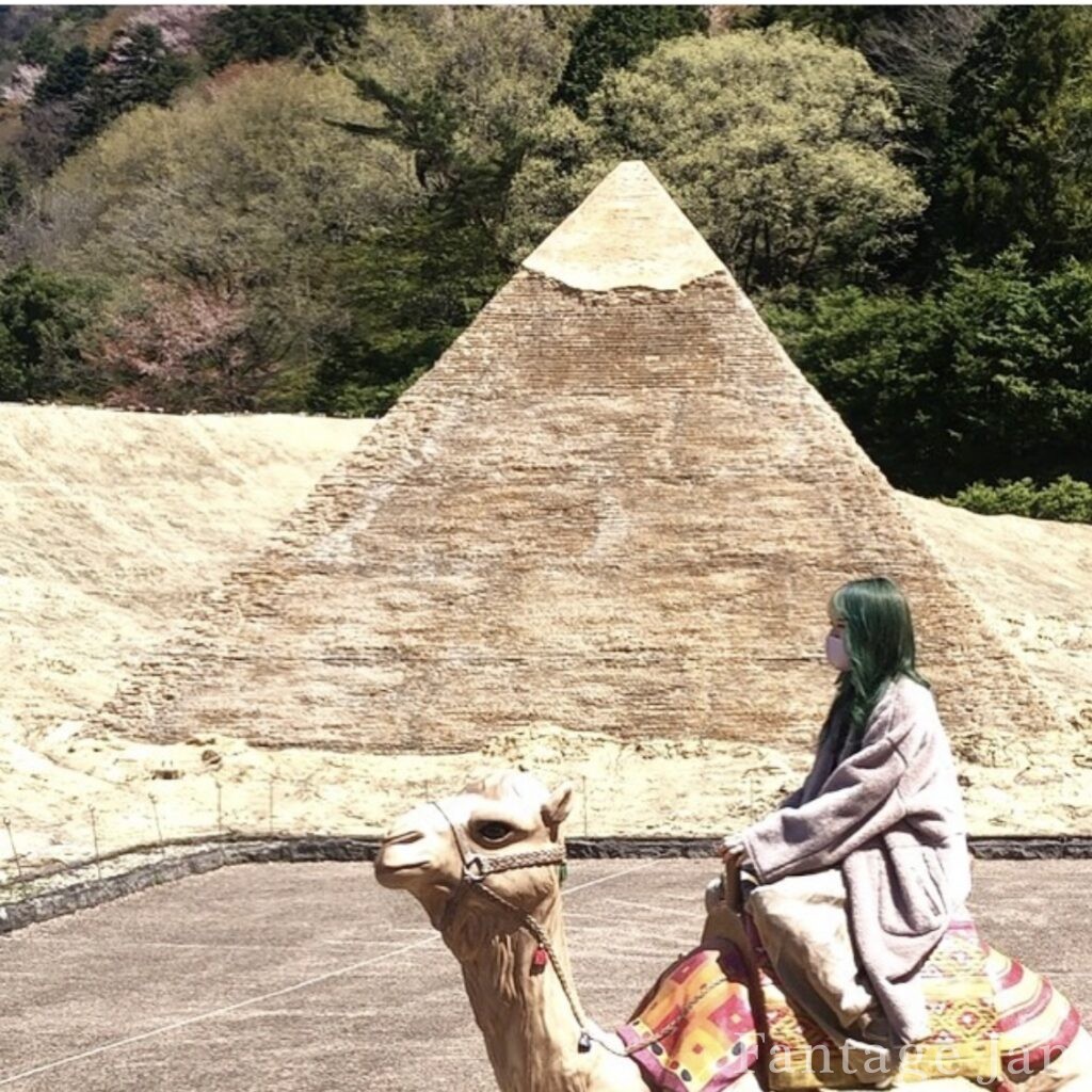 ピラミッドのオブジェと女性