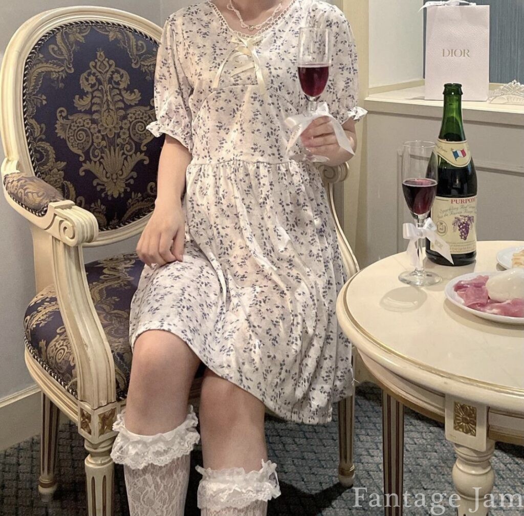 ワインを片手に椅子に座る女性