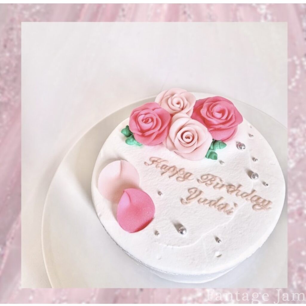 ピンクの薔薇と英字のケーキ