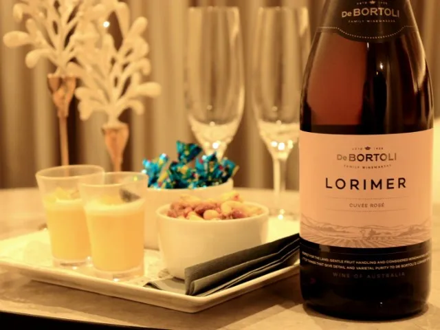 ホテルメトロポリタン川崎の客室に提供されるお酒とチョコレート
