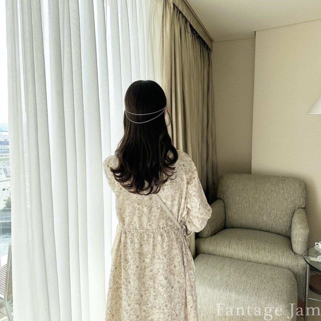 横浜ベイホテル東急の客室に佇む女性