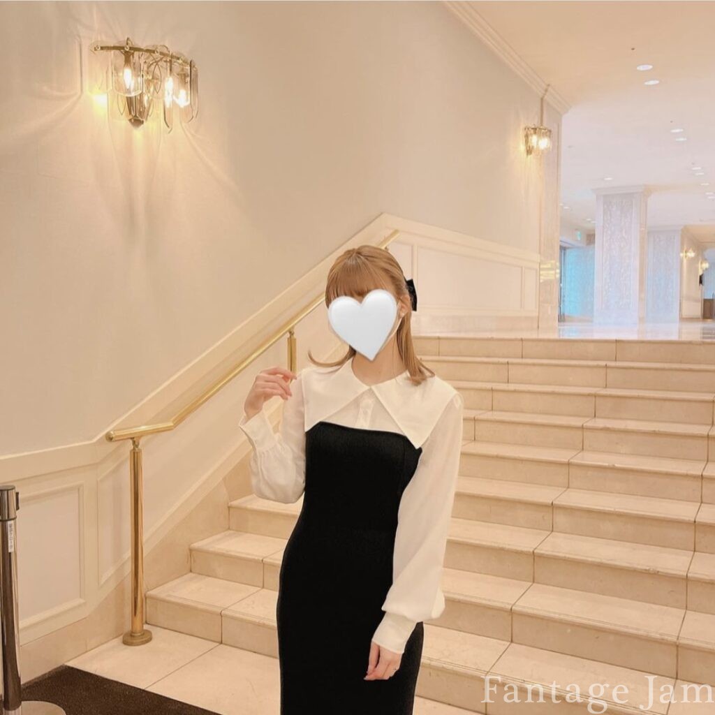 グランドニッコー東京ベイ 舞浜の内装、階段の様子、女性の立ち姿