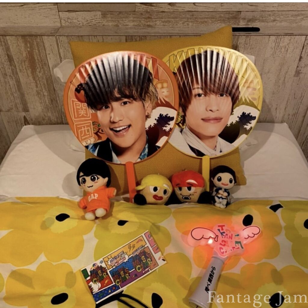 ラジェントホテル大阪ベイ客室でベッドとグッズを並べた写真