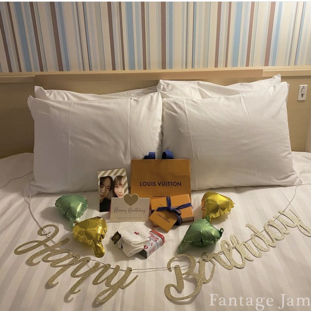 日和ホテル舞浜の客室ベッドと、その上に並んだプレゼント