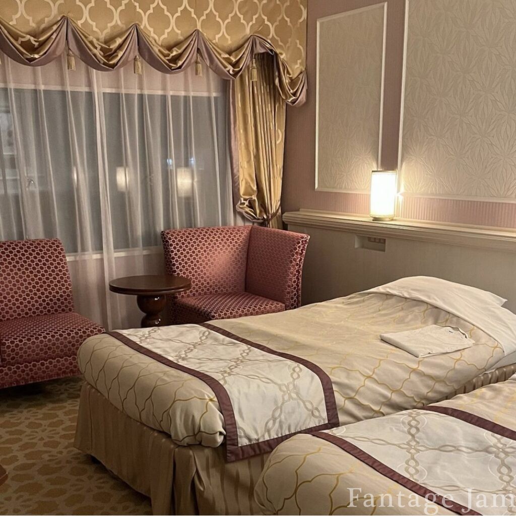 東京ベイ舞浜ホテル ファーストリゾートのベッドとカーテン、椅子
