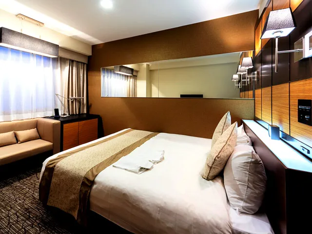 ホテルウィングインターナショナルプレミアム東京四谷の部屋と別の角度から見たベッド