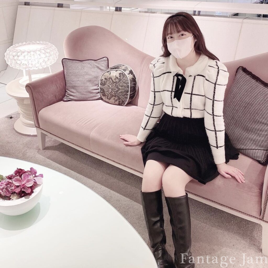 ホテルエルセラーン大阪にてピンクの椅子に座る女性