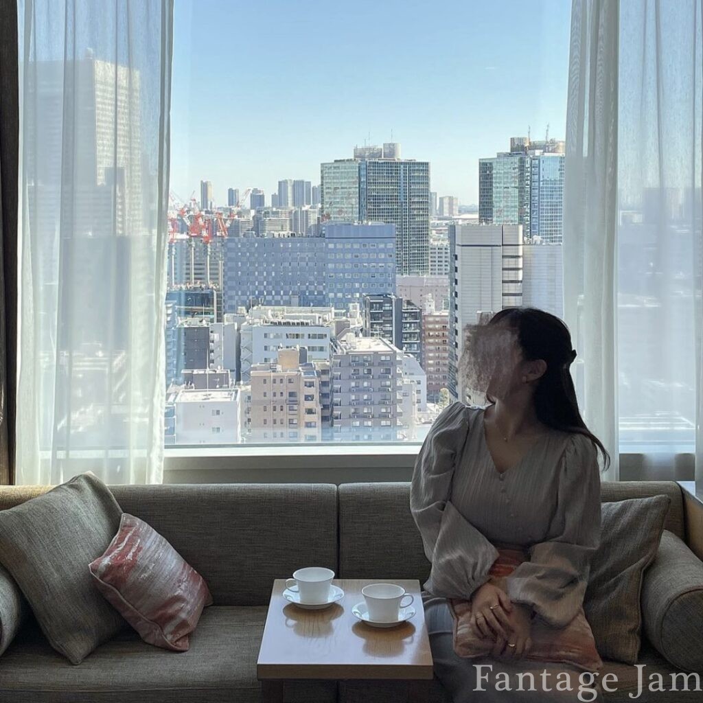 ホテルザセレスティン東京芝の部屋と窓と女性