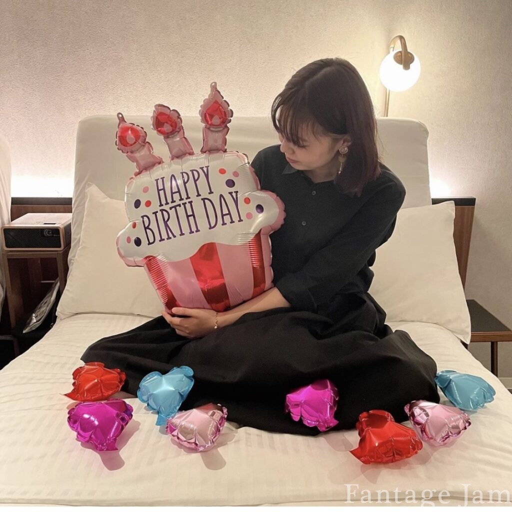 The Lively（ザライブリー）大阪の客室ベッドで風船を持った女性