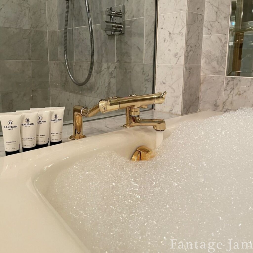 ホテルアラマンダ青山の部屋内にあるお風呂の写真
