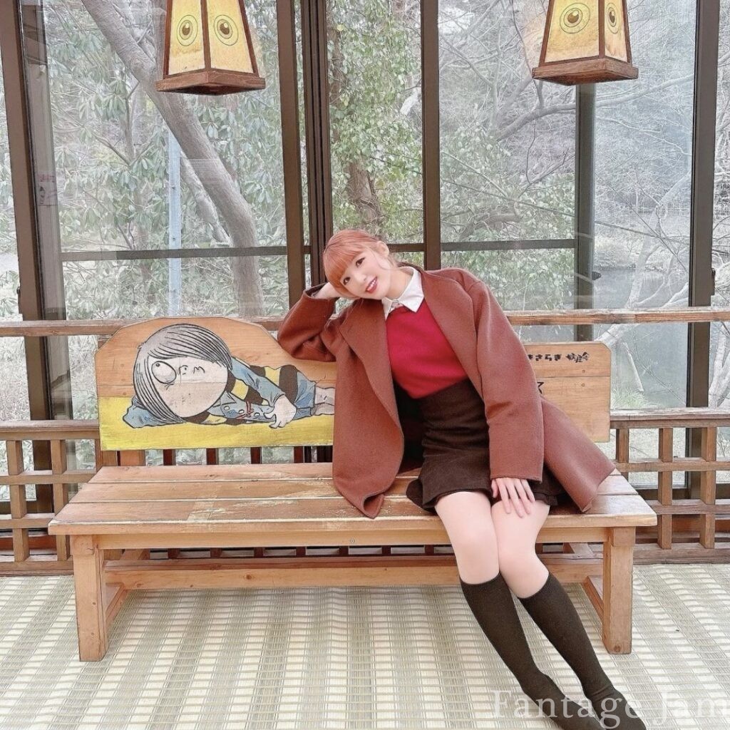 鬼太郎の描かれたベンチに腰掛ける女性