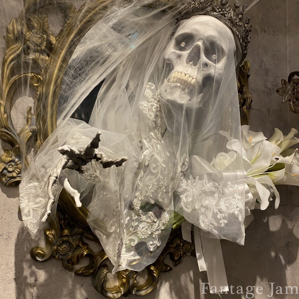 ハロウィンに登場した骸骨の花嫁の像
