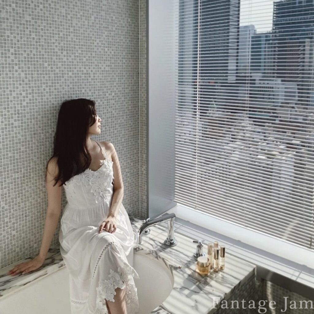 新宿グランベルホテルの客室バスルームで佇む女性