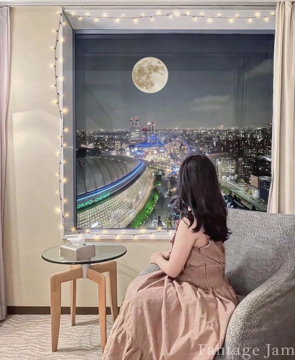 東京ドームホテルの客室から夜景を見る女性