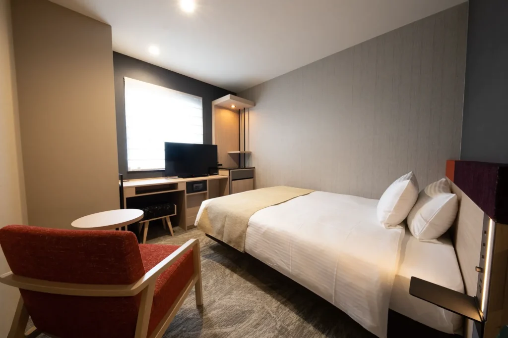 アルモントホテル日暮里の客室、シングル、コンパクトな内装