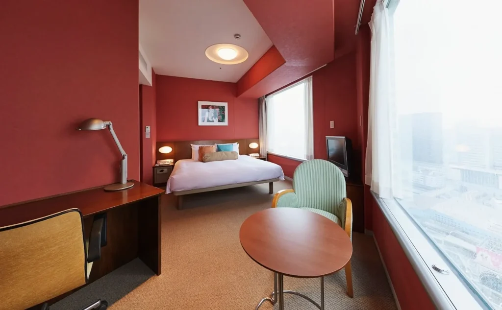 品川プリンスホテルの客室、アネックスタワーキングルーム、赤い壁