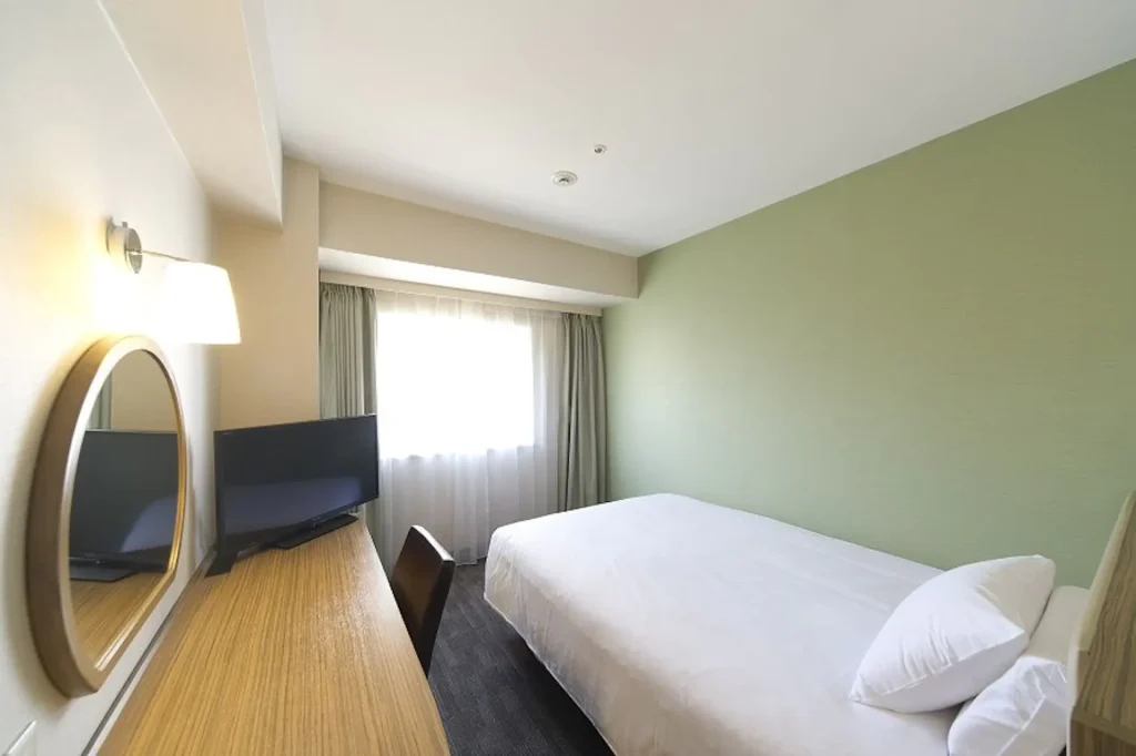 京急EXホテル高輪の客室、セミダブルの部屋、緑色の壁