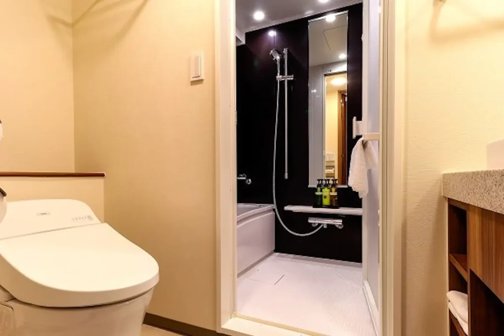 京急EXホテル高輪の客室、ツインルーム内のバストイレ写真、バストイレ別
