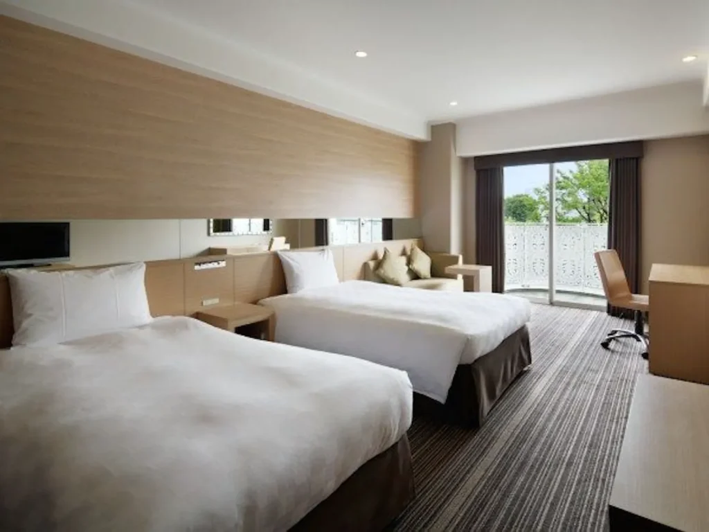 グランドプリンスホテル新高輪の客室、スーペリアナチュラルツインの様子、開放感のある部屋