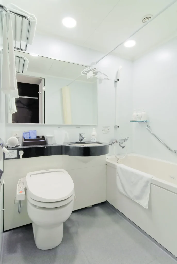ダイワロイネットホテル新横浜の客室にあるお風呂、トイレ