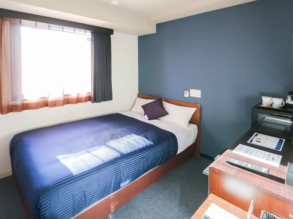ホテルリブマックス町田駅前の客室の写真、青色のベッド