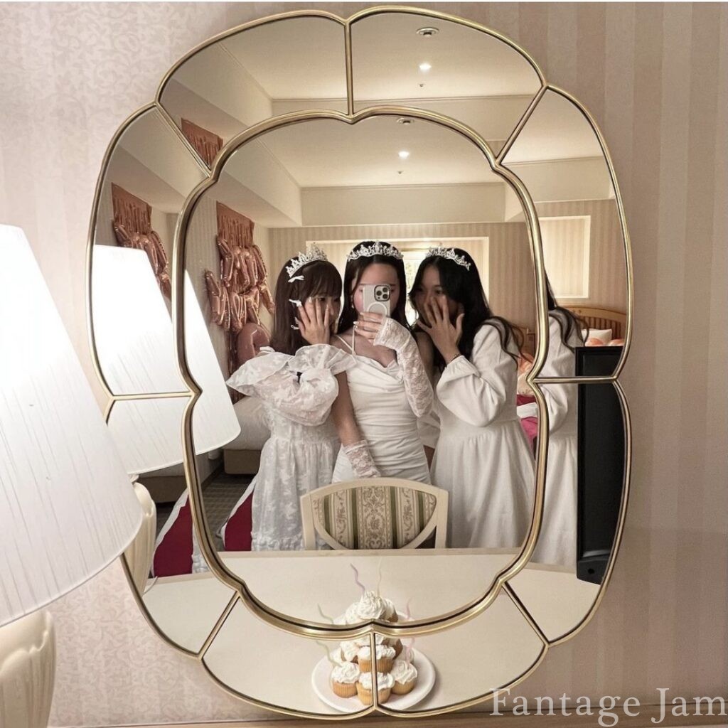 東京第一ホテル錦の部屋にある鏡前に立つ女性
