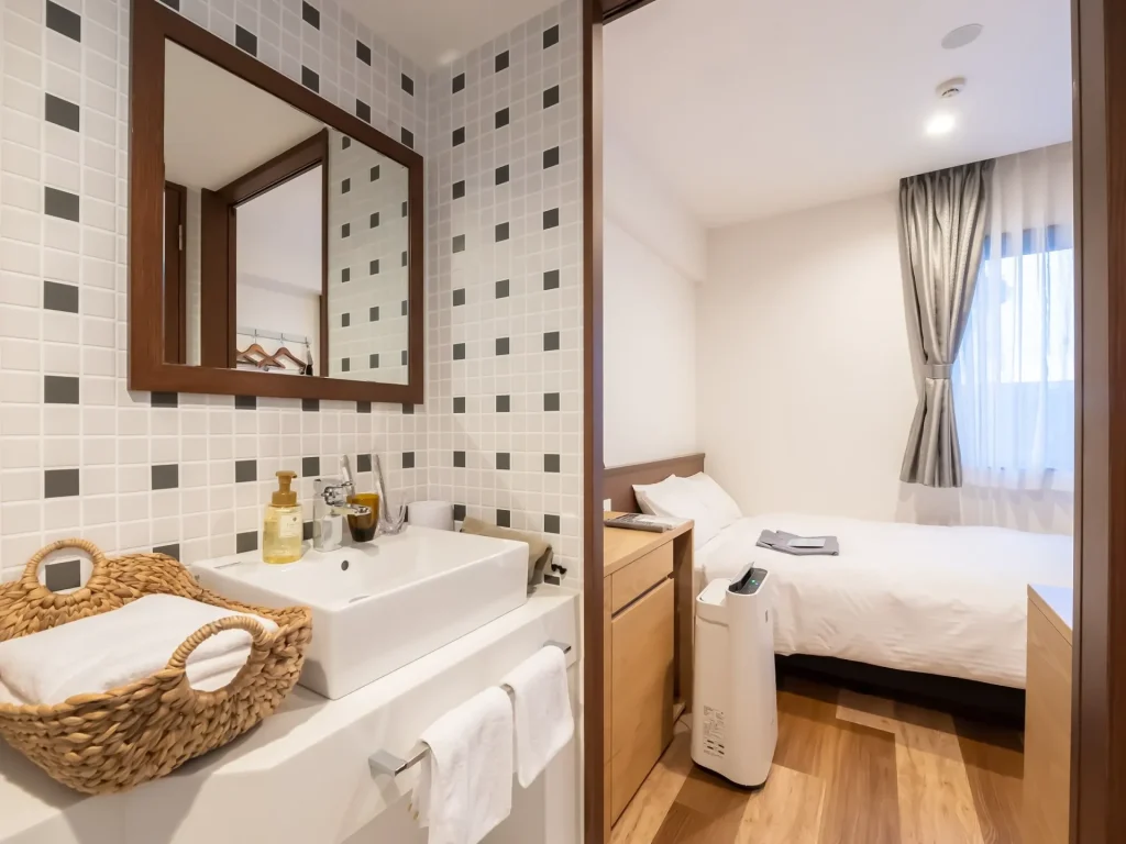 アクセス・バイ・ロワジールホテル 名古屋の客室写真、スタンダードダブル、ベッドと洗面台