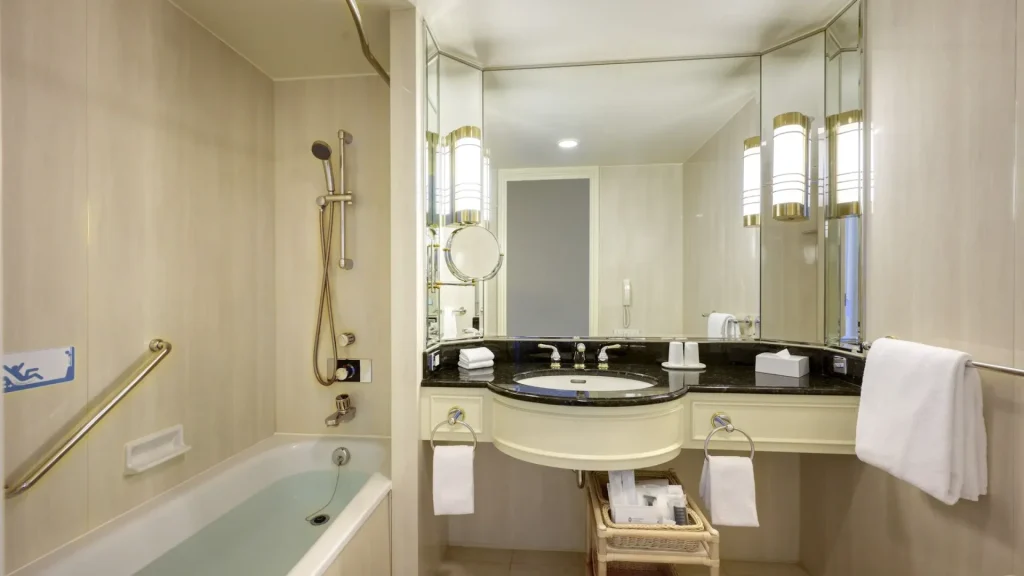 名古屋マリオットアソシアホテルの客室内にあるスタンダードルームのバスルーム一例