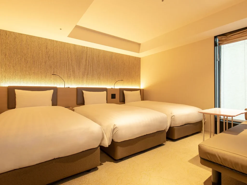 モンブランホテルラフィネ名古屋駅前の客室写真、ベッド三台