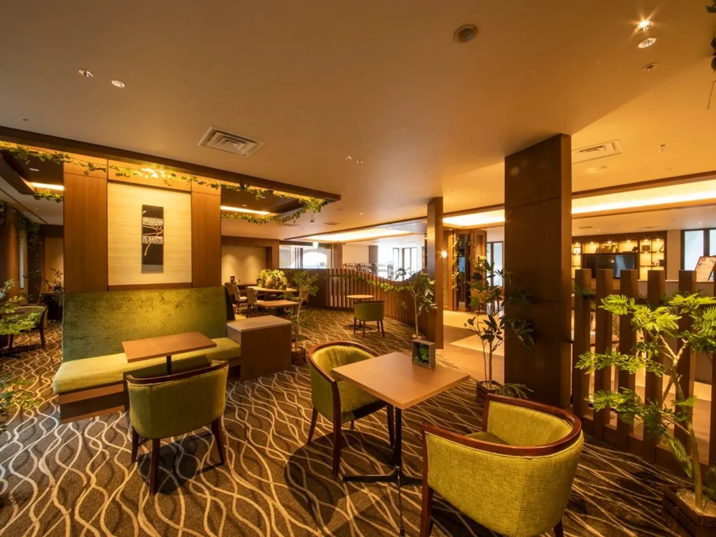 ホテル京阪天満橋のギャザリングスペースの写真、緑を基調にしたスペース