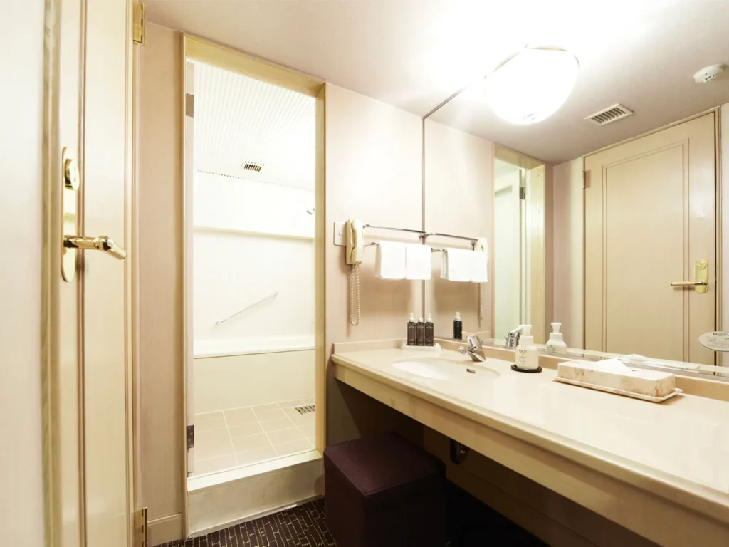 大阪新阪急ホテルの客室にあるセパレートタイプのバスルーム