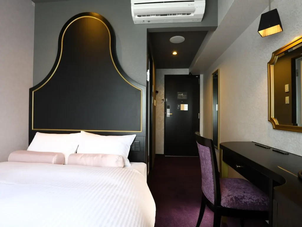 ホテルウィングインターナショナルセレクト大阪梅田の客室、ピンクと黒の組み合わせ