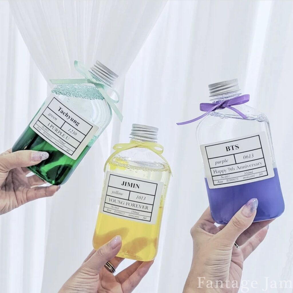 カフェアンの推しボトル、緑、黄色、紫、カラーに合わせてリボンの色が異なっている