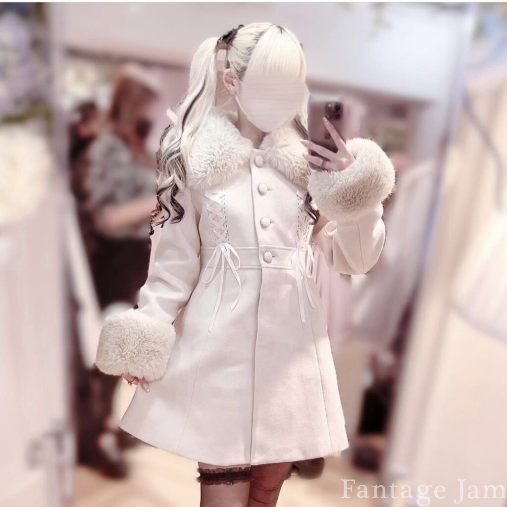 ホワイトコートを着た量産型ファッションの女性