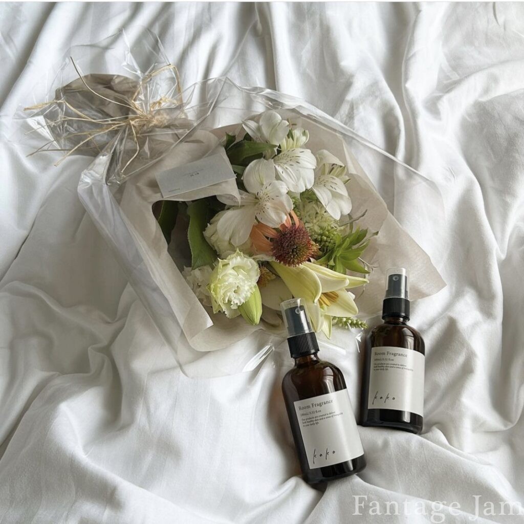オサジの香水の瓶と花