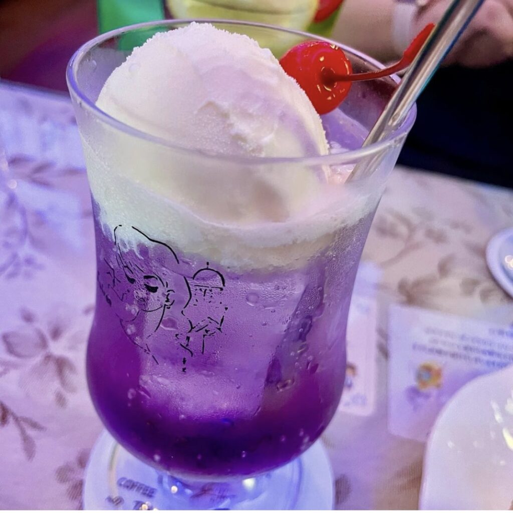喫茶ソワレの紫のクリームソーダ