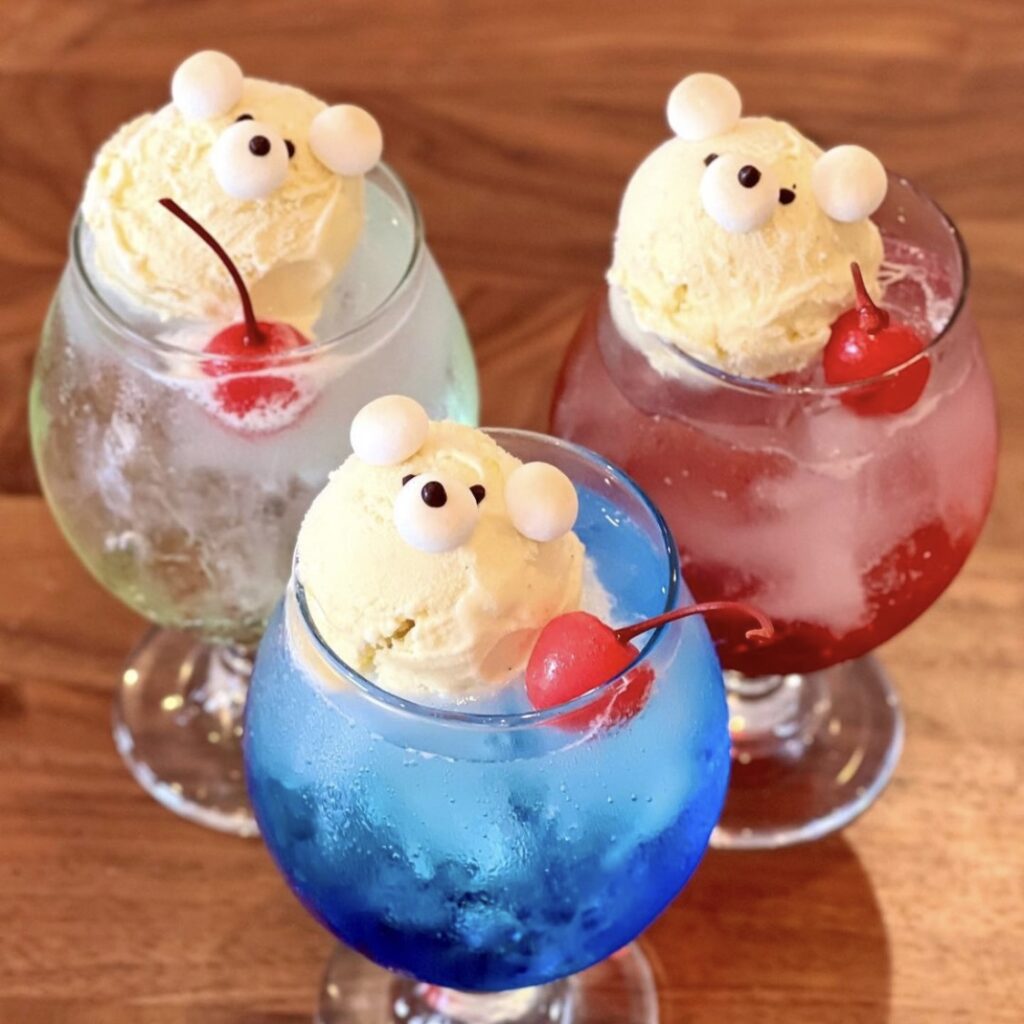 喫茶nagiのクマのアイスが乗った、青、赤、白のクリームソーダ