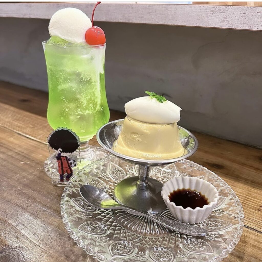 サニー デイズプディング カフェの緑色のクリームソーダと推しのアクスタ