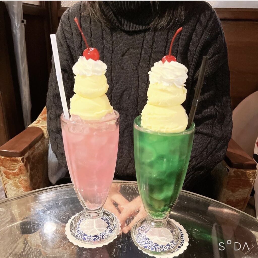 喫茶ネグラのピンクと緑色のクリームソーダ