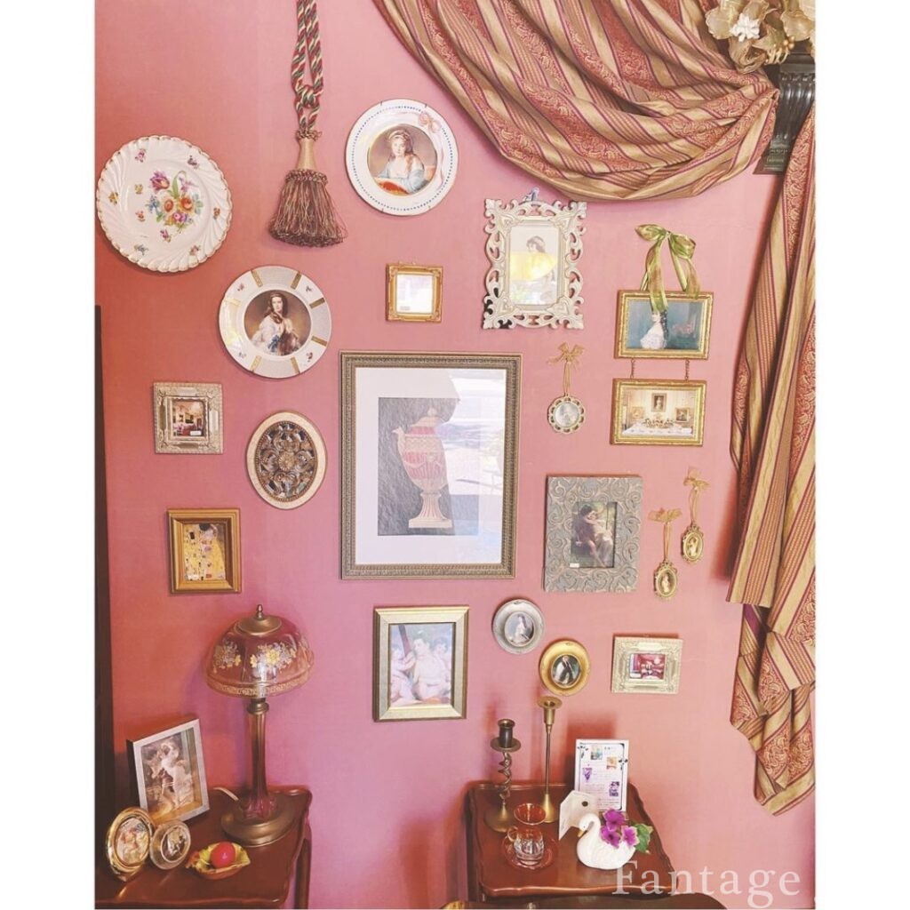 カフェファイブの店内の様子、ピンクの壁とアンティークなレイアウト